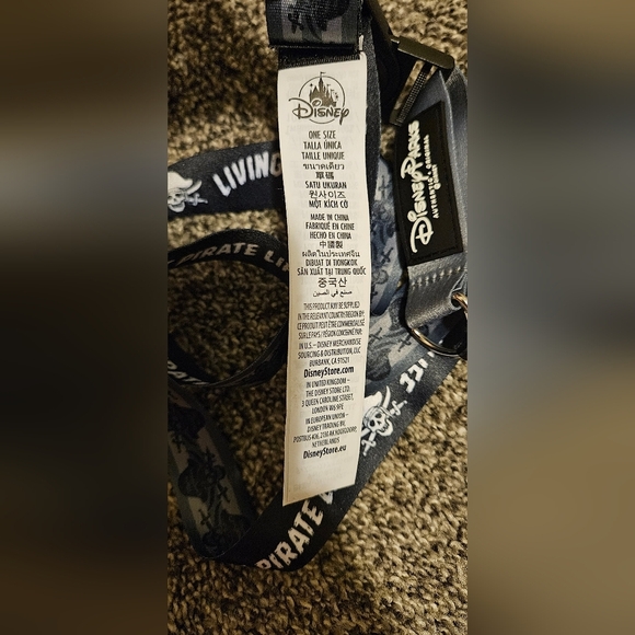 NWT Disney Parks Reversible Pin Lanyard Pirates of Caribbean - Picture 5 of 6